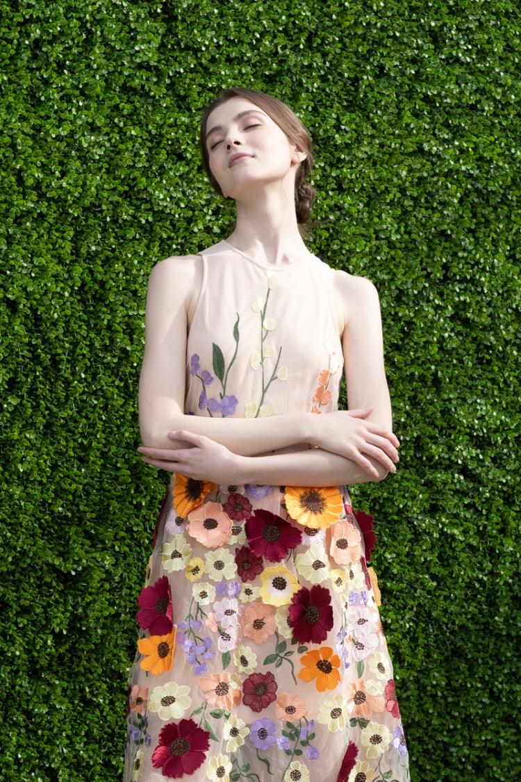 Vestido Midi  nude de tul bordada con flores