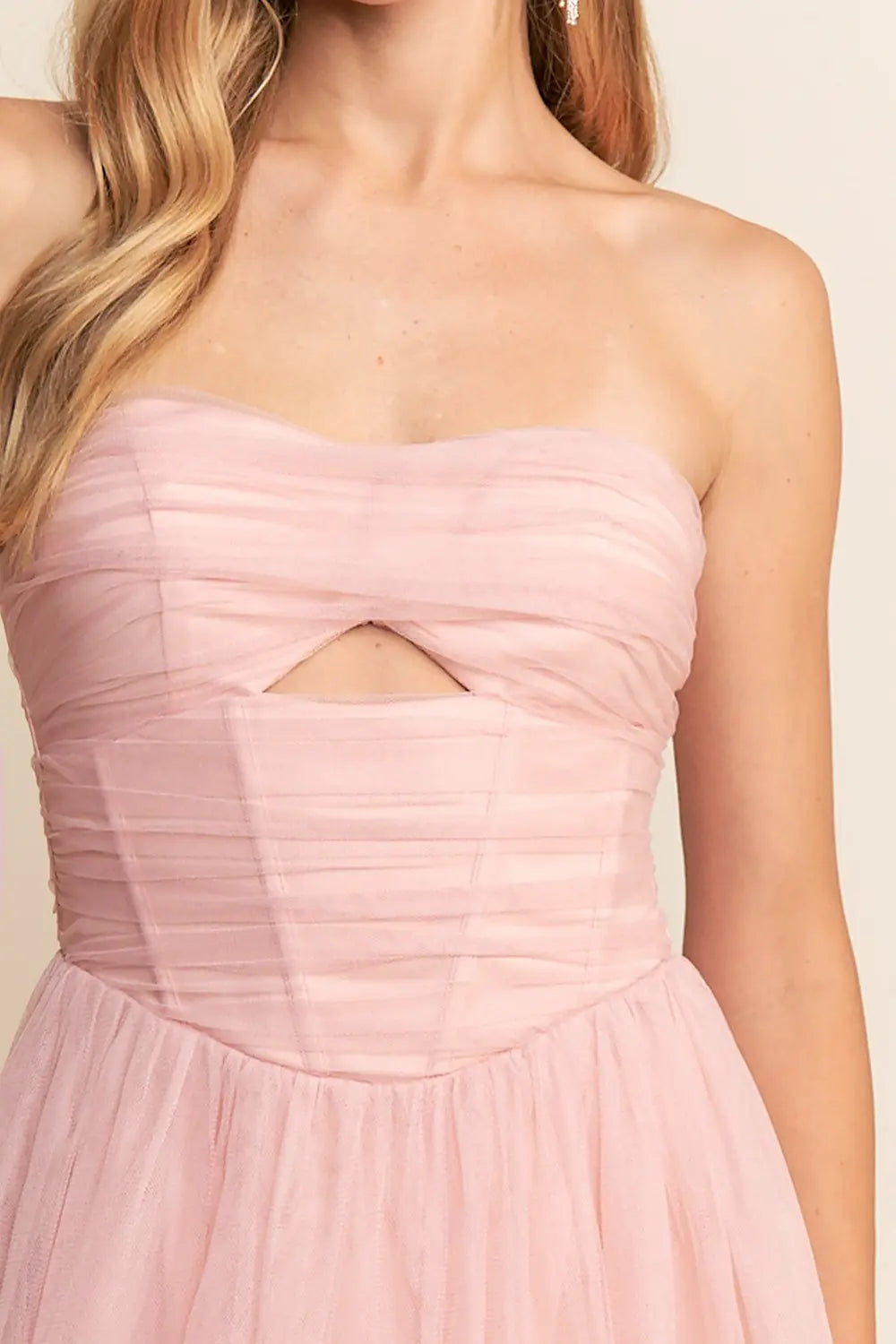 Vestido Midi de Tul Rosa Palo Strapless con Cut Out