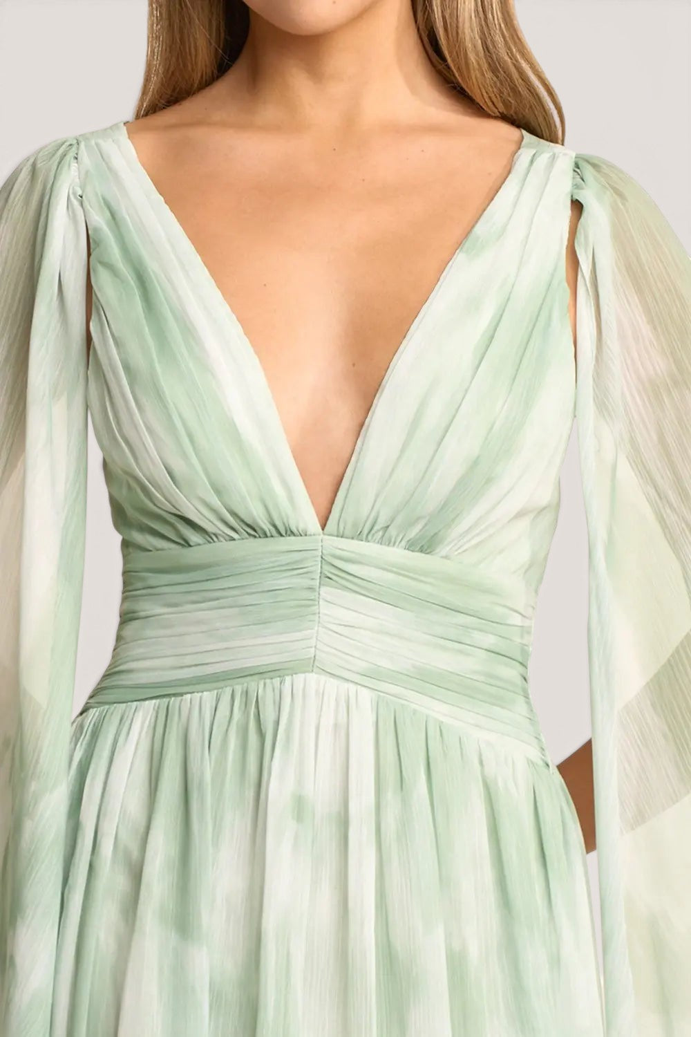 Vestido Largo Verde Menta con Mangas Etéreas y Espalda Cruzada