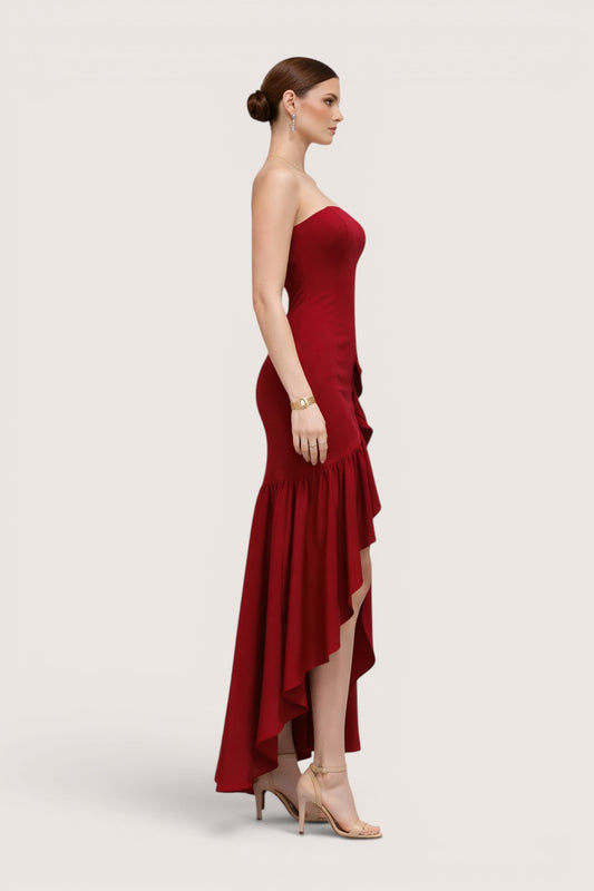 Vestido strapless rojo con volante asimétrico