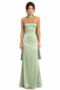 Vestido largo strapless de satín con bufanda