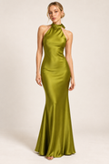 Vestido largo halter de satín con moño en la espalda