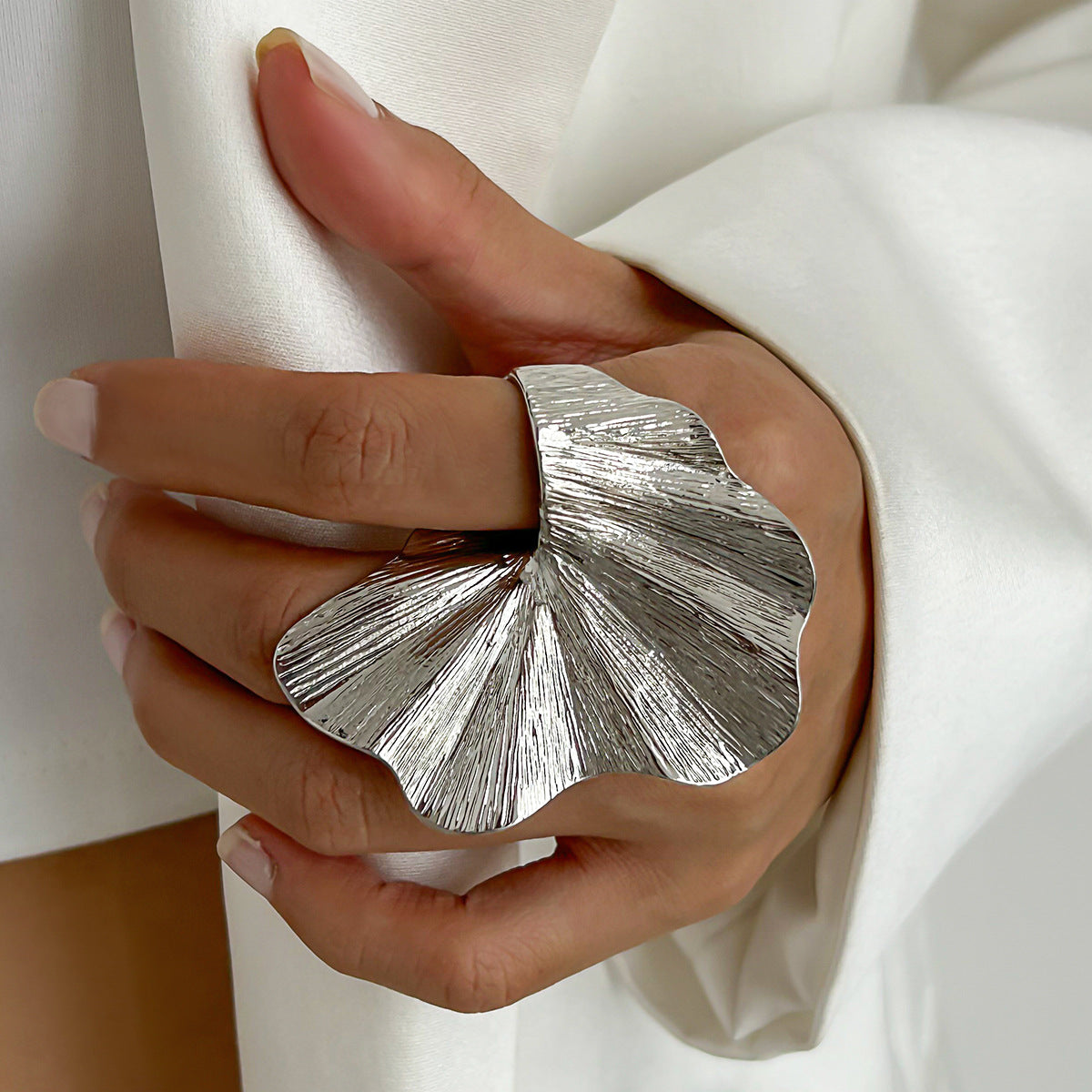 Anillo Pétalo Plateado Texturizado