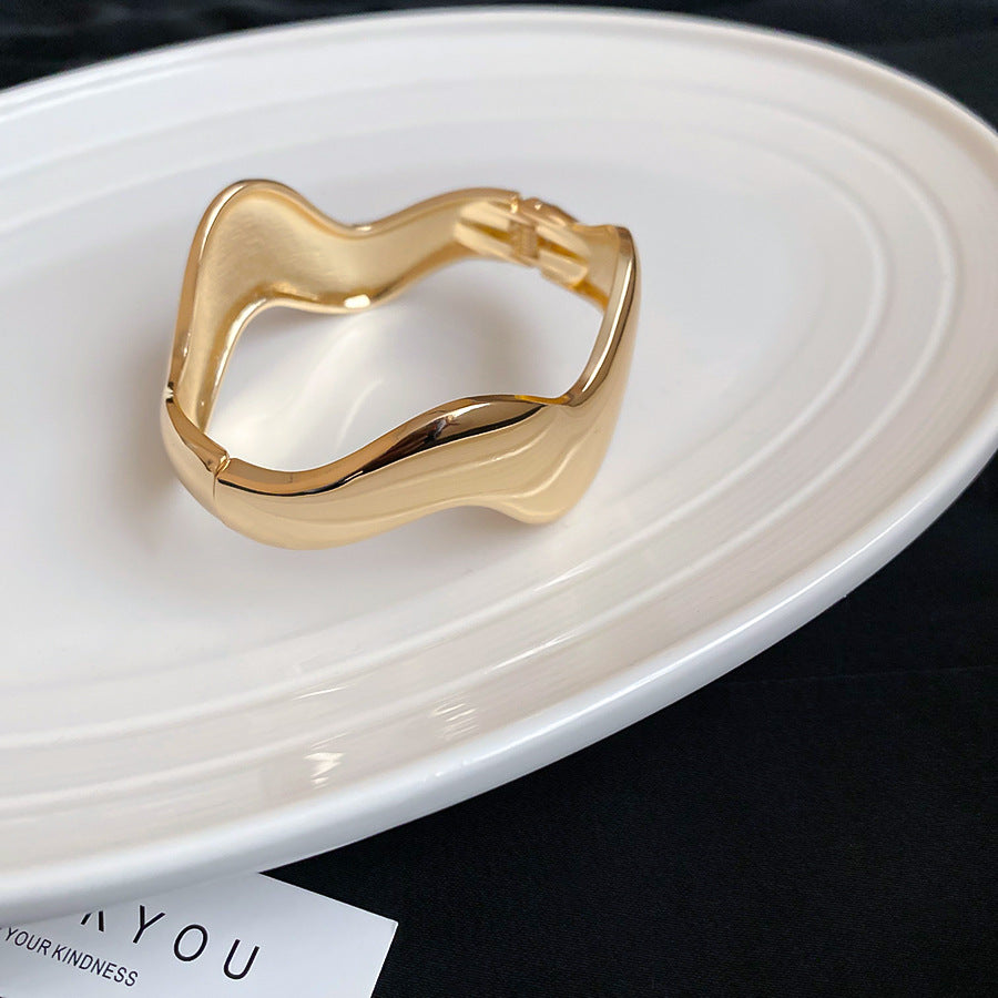 Brazalete Rígido Ondulado Dorado Pulido