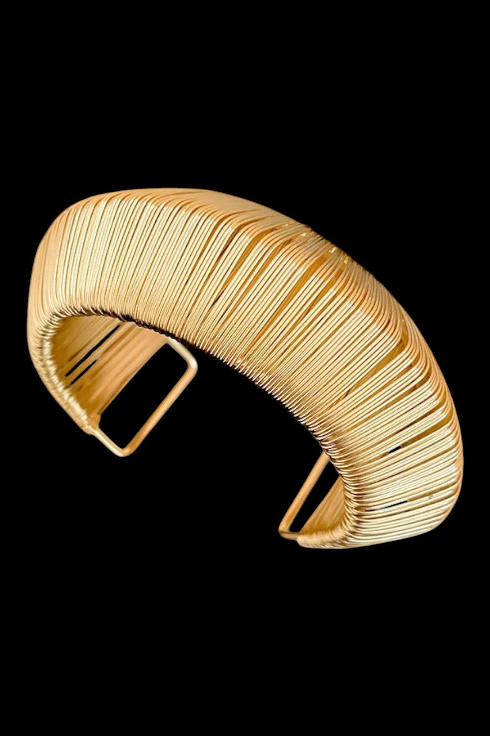 Brazalete Abierto de Alambre Trenzado Dorado