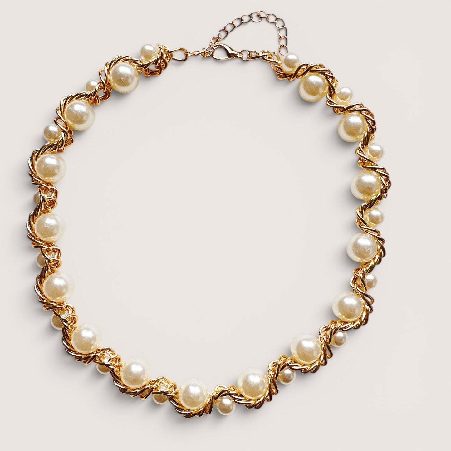 Collar Gargantilla Perlas y Cadena Dorada Entrelazada
