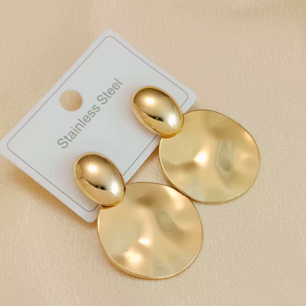 Aretes Disco Martillado de Acero Dorado