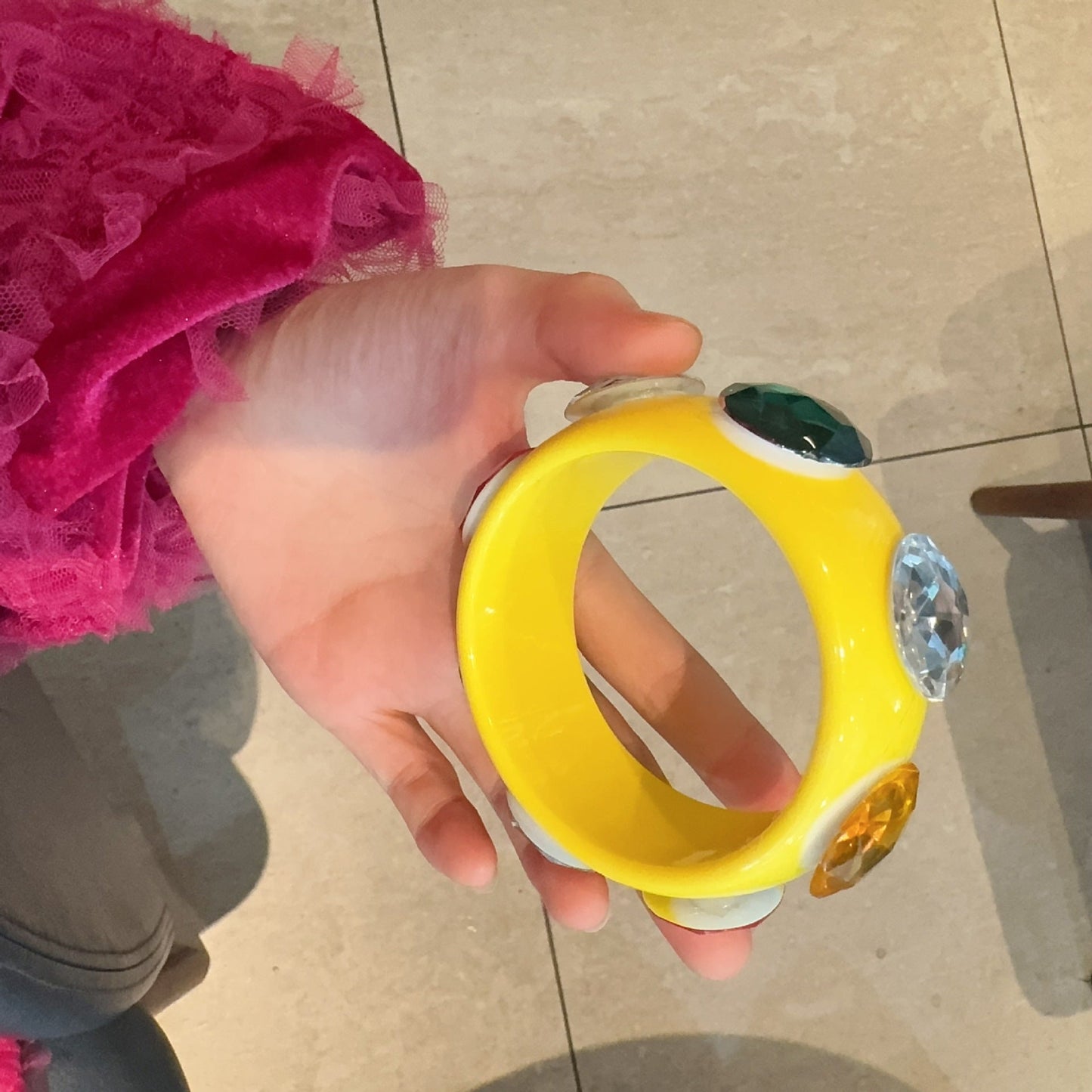 Pulsera Brazalete Resina Amarilla con Gemas