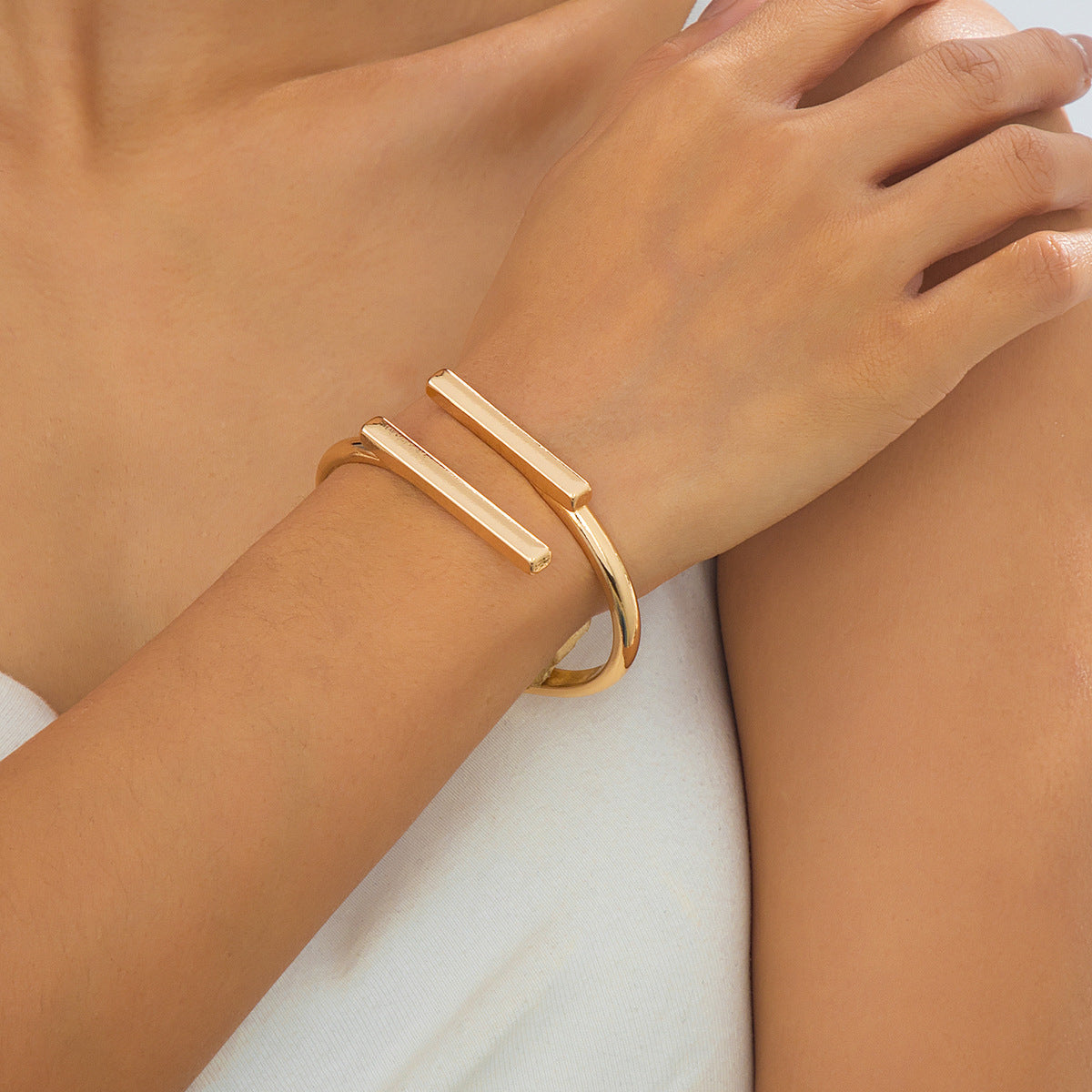 Brazalete Rígido Doble Barra Dorado