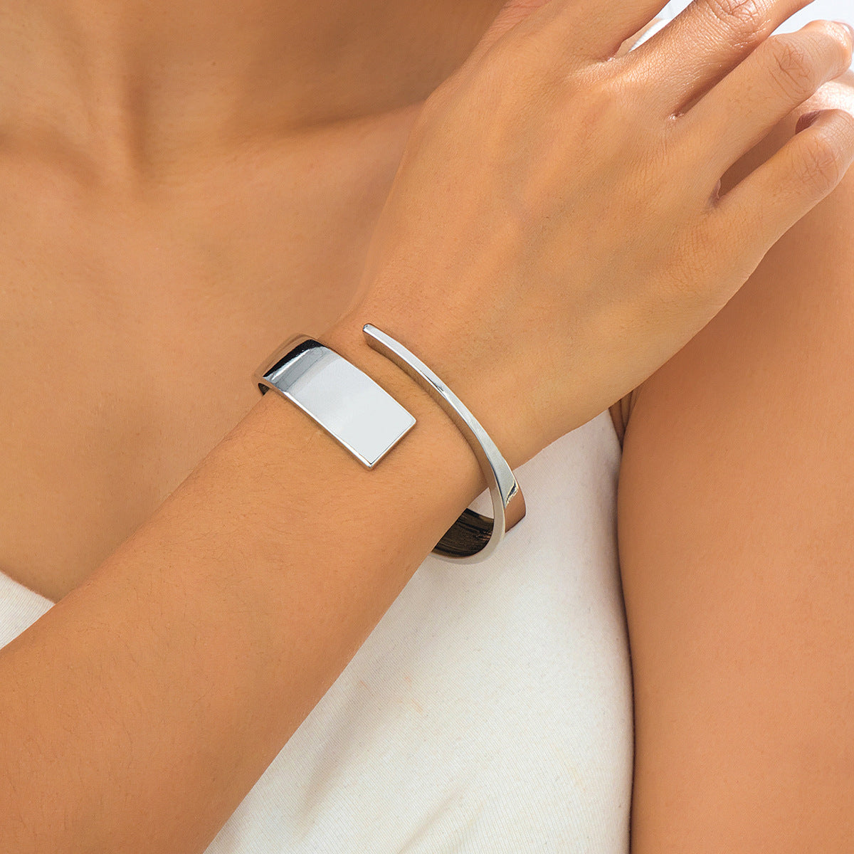Brazalete Rígido Abierto con Placa Plateado
