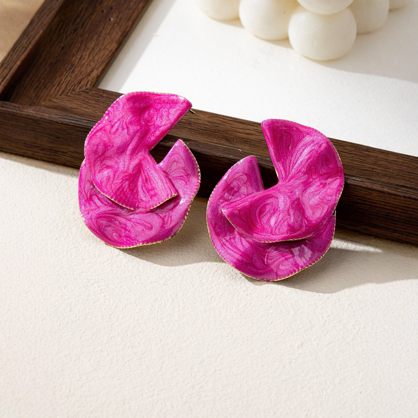 Aretes Flor Plisada Esmaltada Fucsia