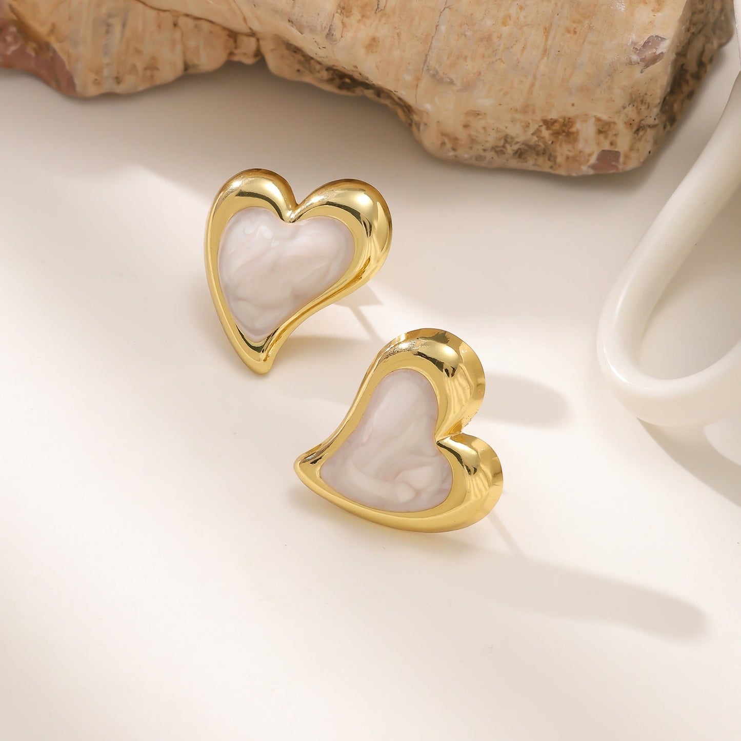 Aretes Corazón Dorado con Esmalte Marfil