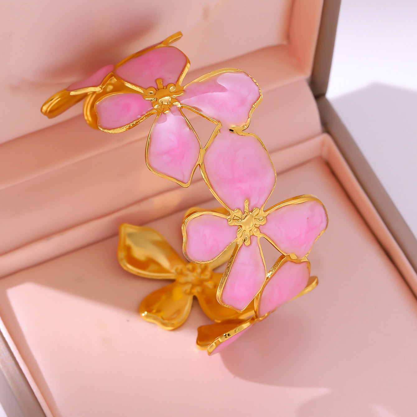 Brazalete Rígido Flores Esmaltadas Rosa Doradas