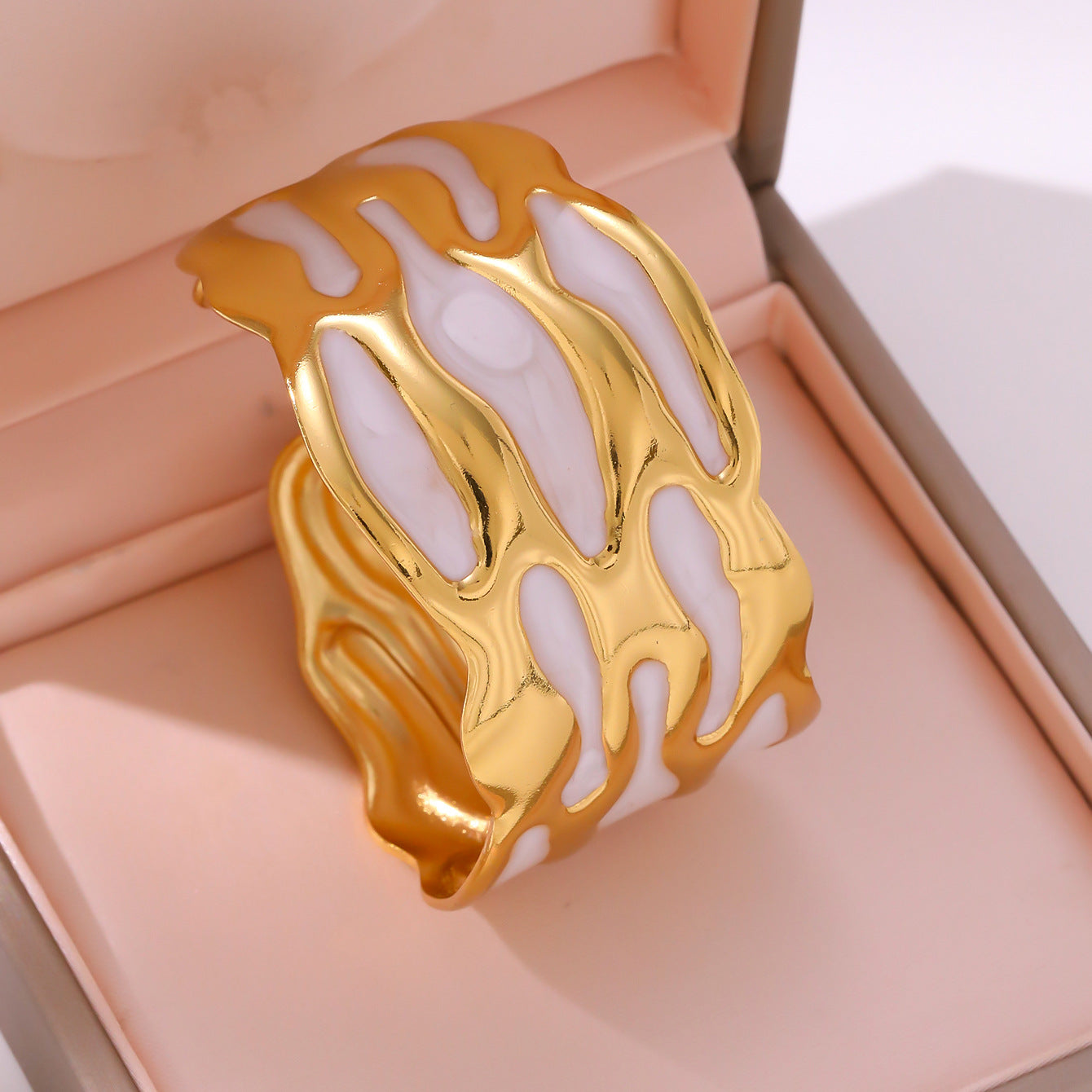 Brazalete Ancho Esmalte Blanco y Dorado