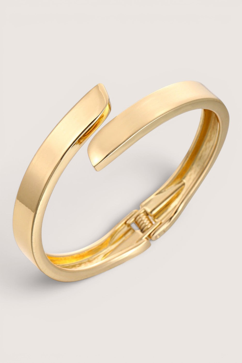 Brazalete Rígido Cruzado Dorado Pulido