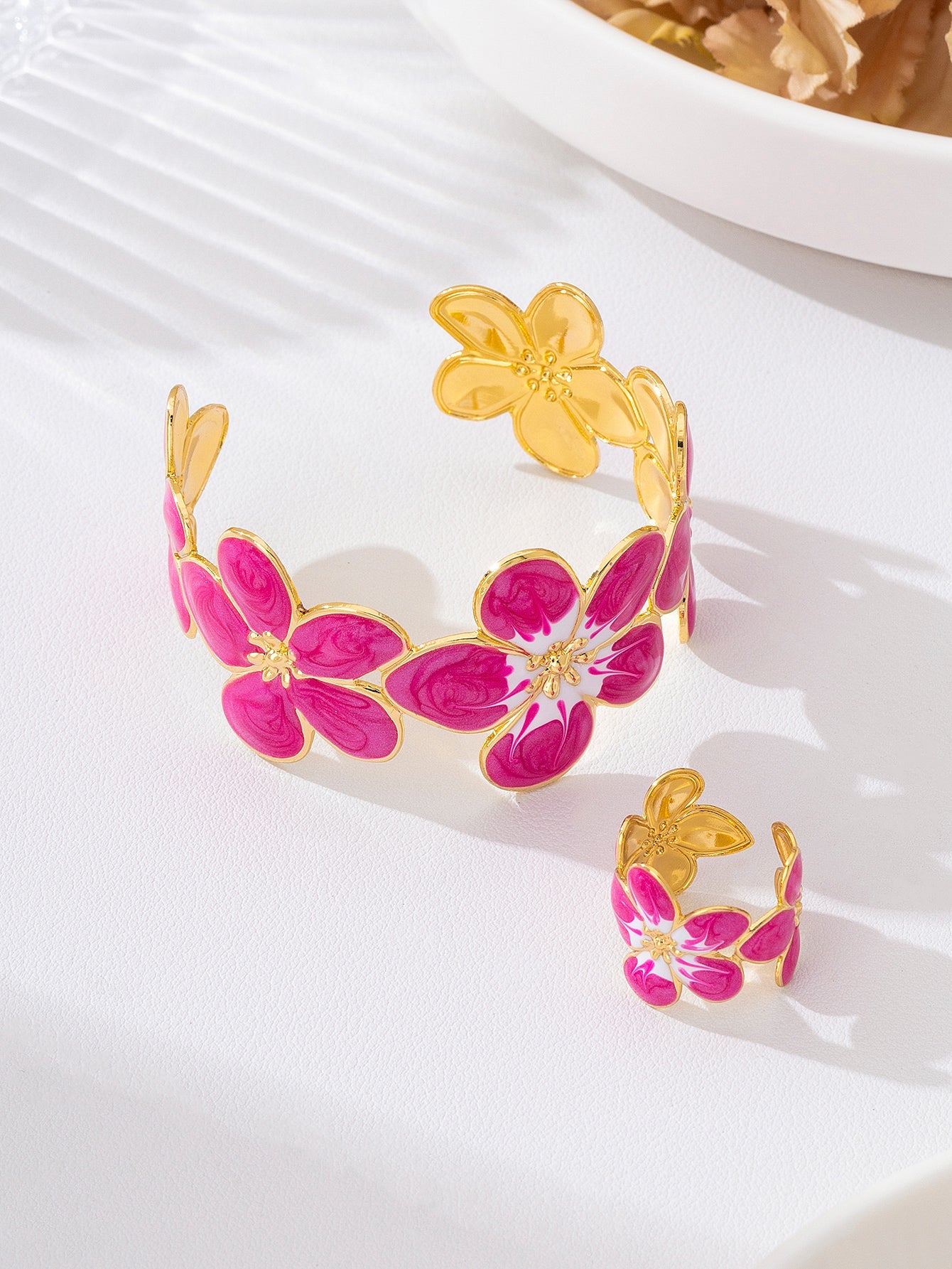 Set Brazalete y Anillo Flores Fucsia Esmaltadas