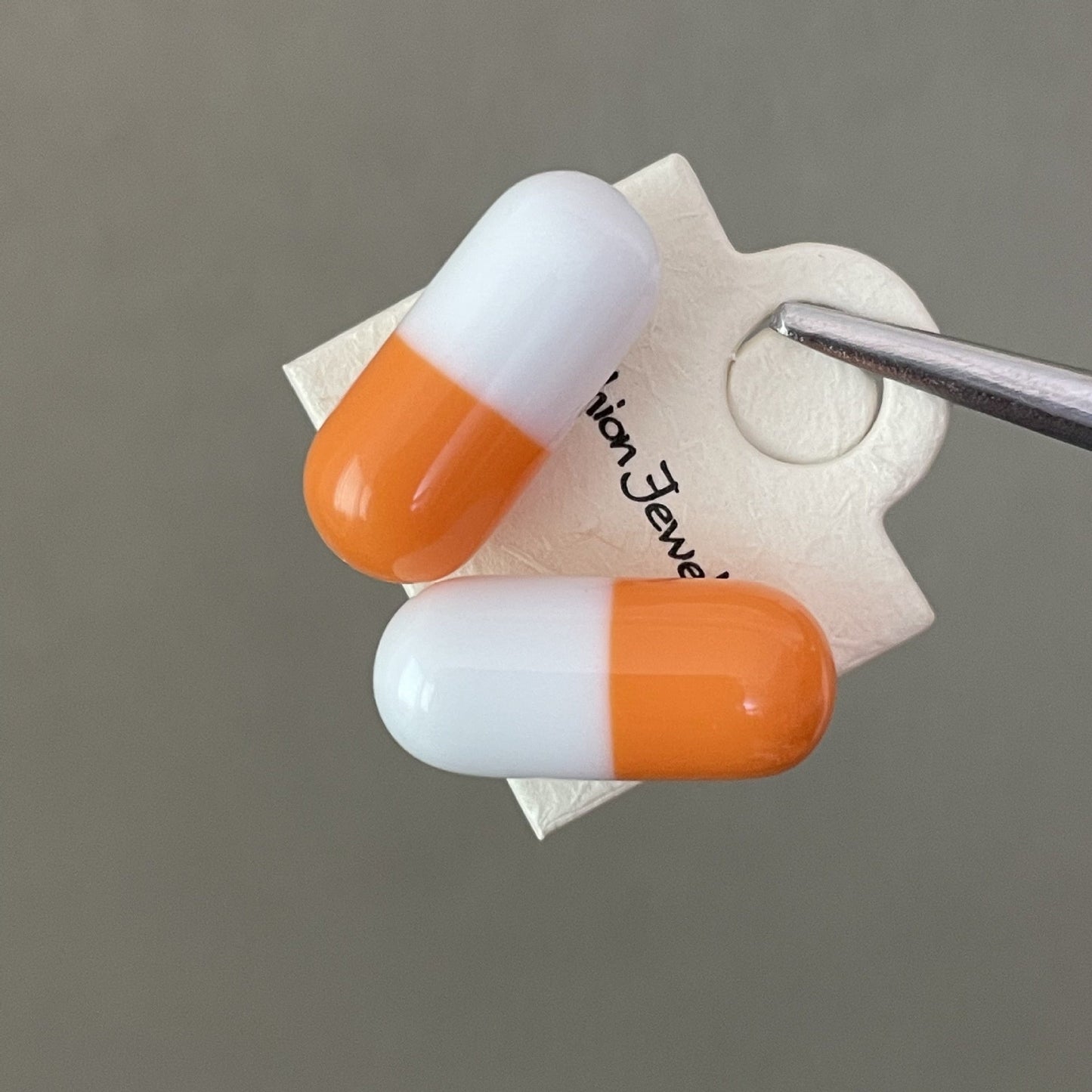 Aretes Cápsula Naranja y Blanco Estilo Pastilla
