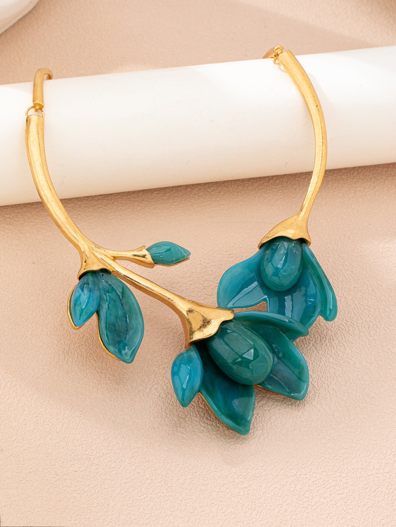Collar Rígido Flor Esmaltada Turquesa