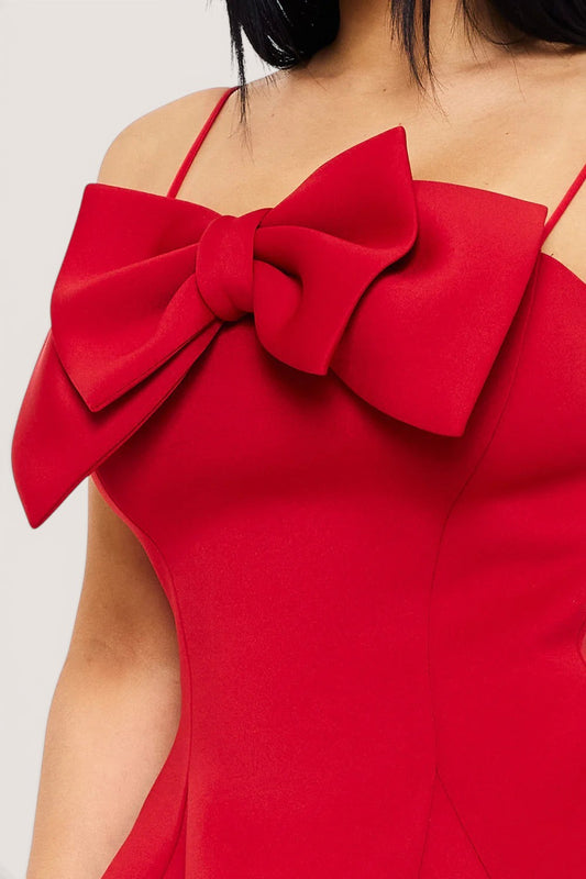 Vestido mini rojo detalle del moño estructurado