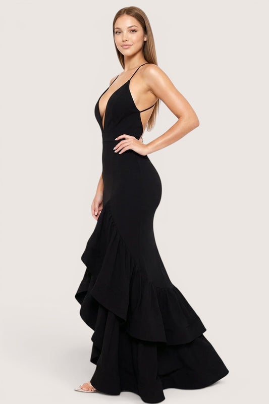 Vestido negro largo silueta sirena con cascada de olanes