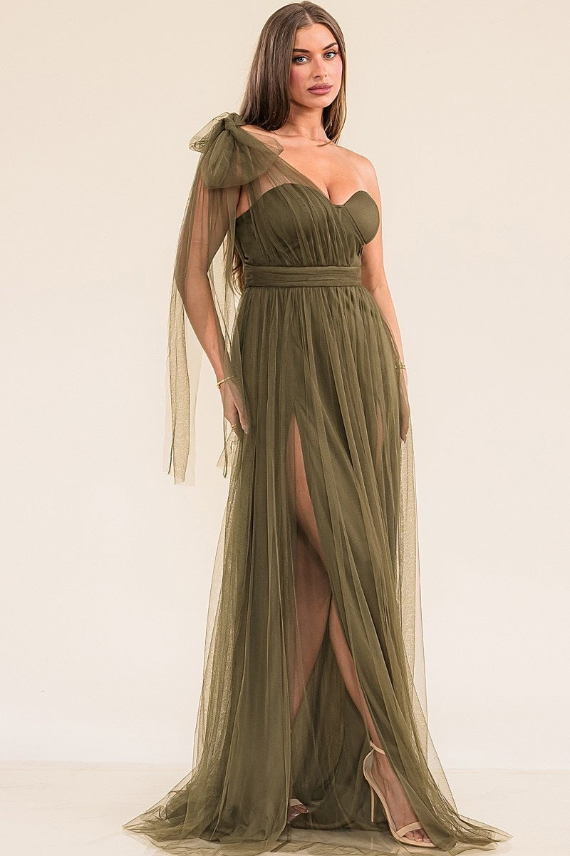 Vestido largo tul olivo un hombro — detalle