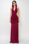 Vestido largo halter con escote profundo fruncido y abertura