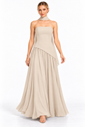 Vestido largo strapless con falda de chifón y bufanda