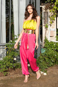 Jumpsuit satinado strapless con cinturón