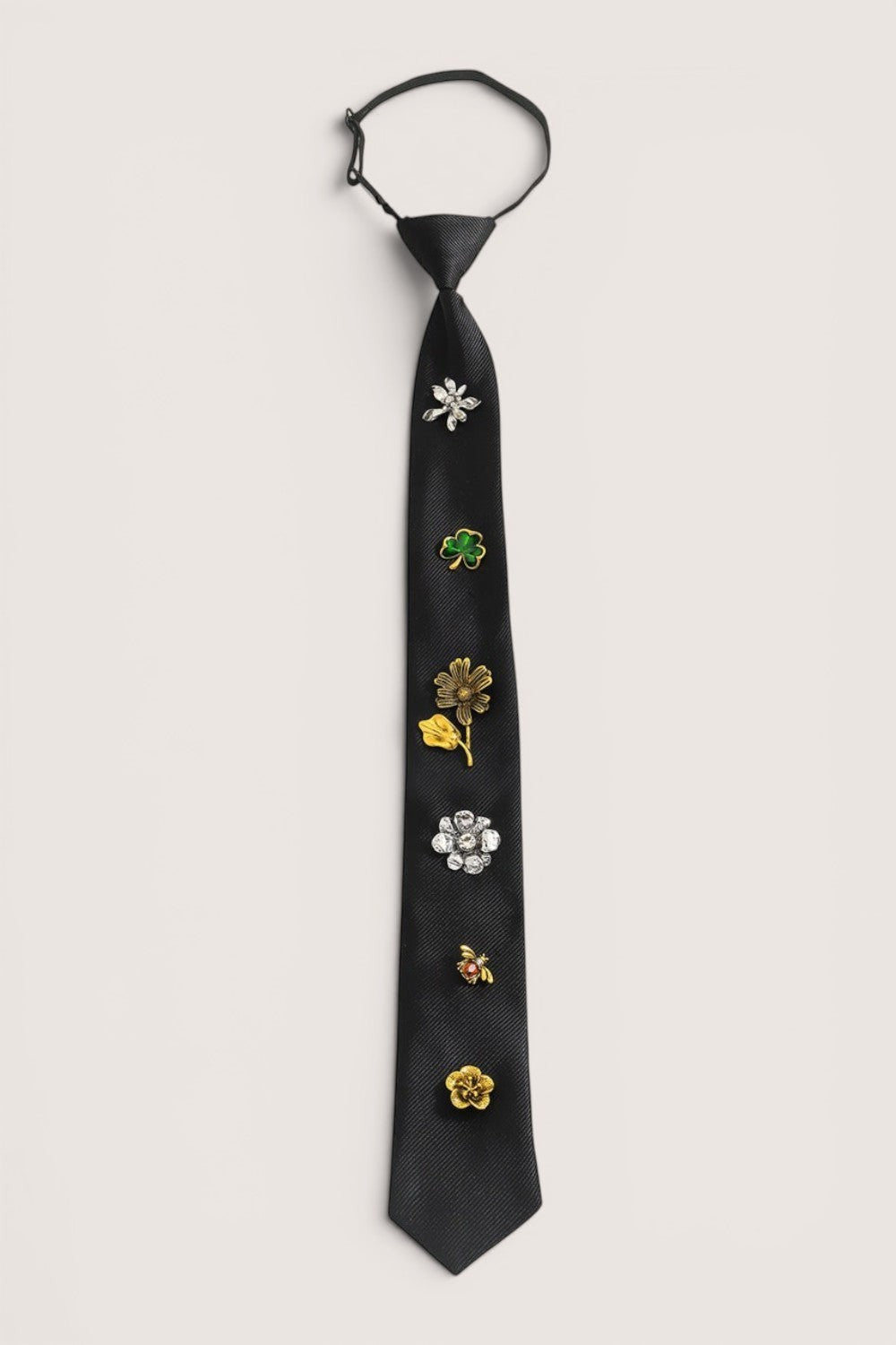Corbata negra delgada Pink shop by maf con broches decorativos de flores, cristales y abeja en tejido satinado.