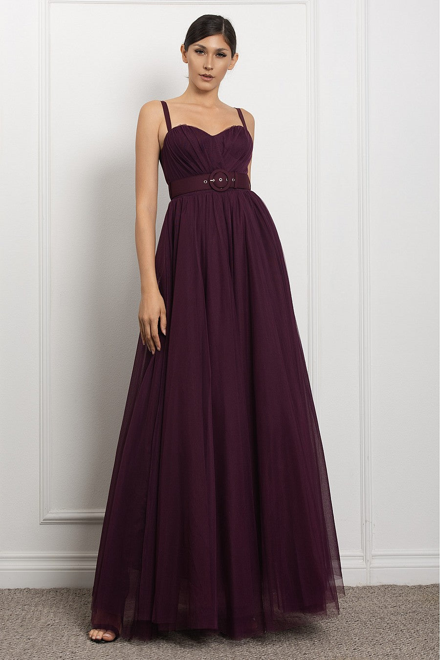 Vestido de Tul Ciruela con Cinturón Elegante
