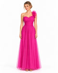 Vestido largo de tul escote corazón con flor en un hombro