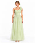 Vestido largo de tul escote corazón con flor en un hombro