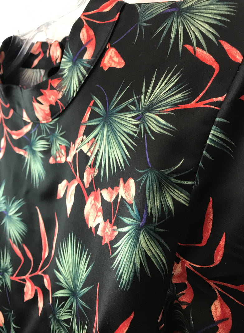 BLUSA NEGRA CON FLORES SATIN