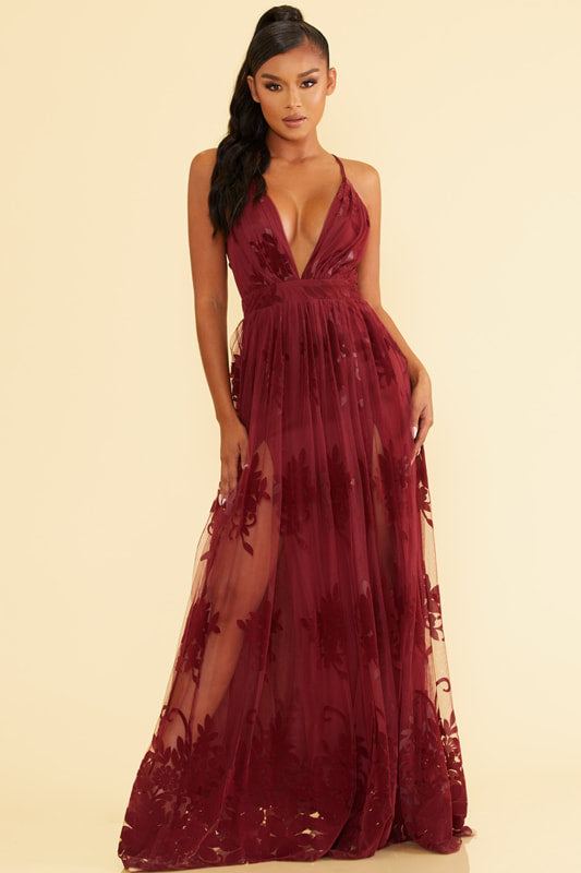 VESTIDO DE TUL CON FLORES ESCOTE EN V Y ABERTURAS VINO