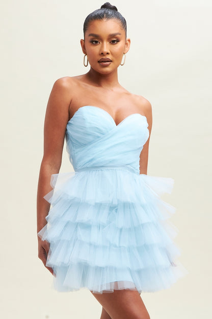 Vestido corto  de tul strapless azul cielo