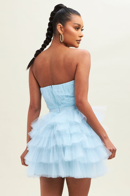 Vestido corto  de tul strapless azul cielo