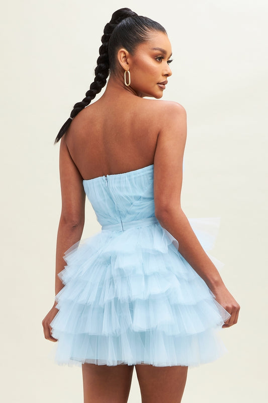 Vestido corto  de tul strapless azul cielo