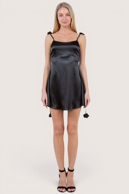 Vestido Corto Recto Satin con tira con Flores 3d Negro