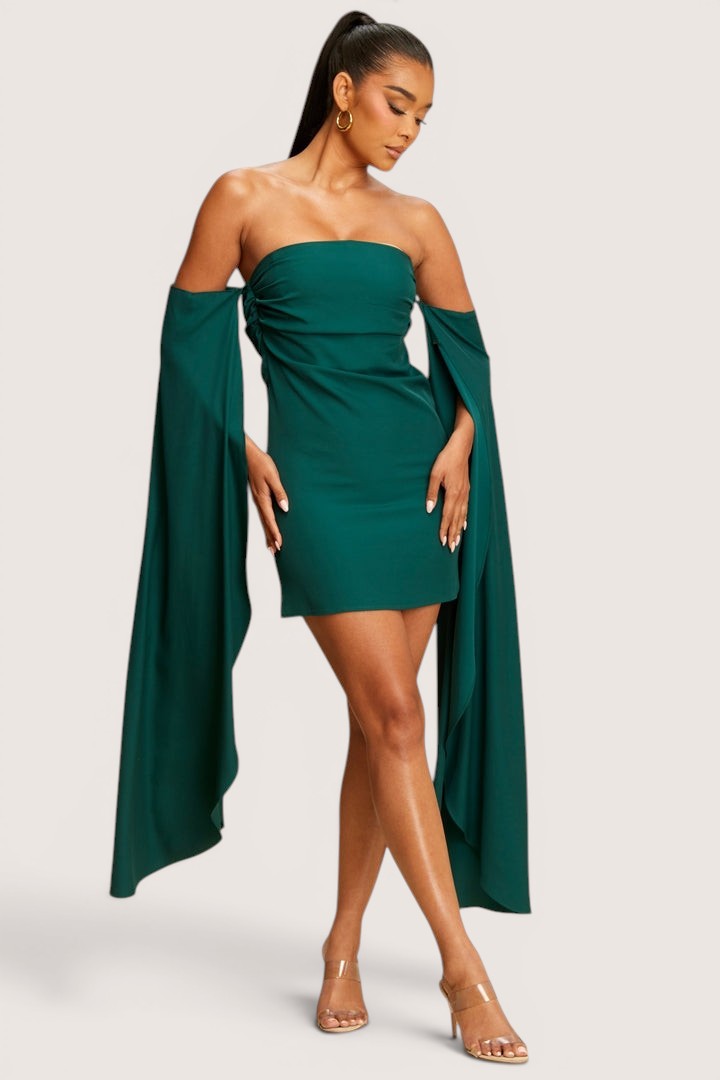 Vestido Corto  strapless con mangas capa