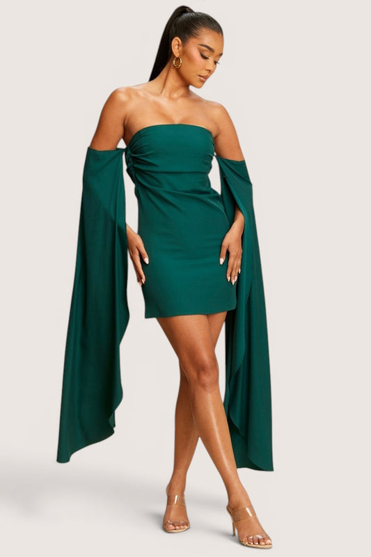 Vestido Corto  strapless con mangas capa