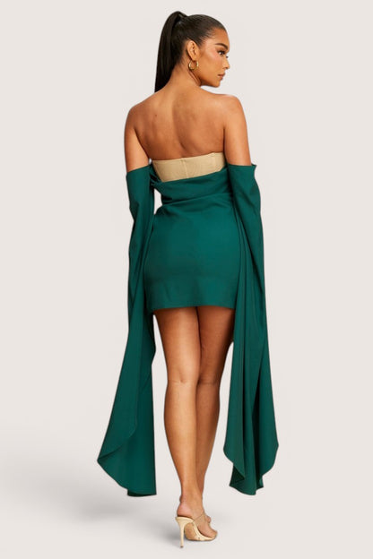Vestido Corto  strapless con mangas capa