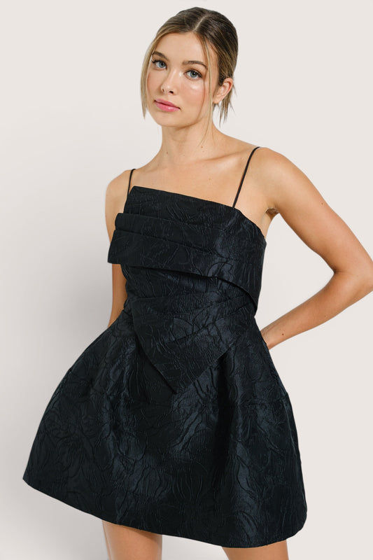 Vestido Corto en A Escote Recto Negro Brocado