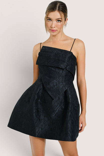 Vestido Corto en A Escote Recto Negro Brocado