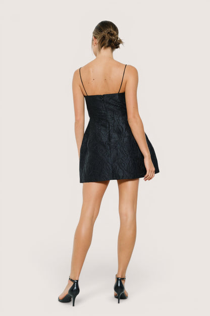 Vestido Corto en A Escote Recto Negro Brocado