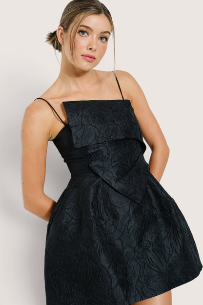 Vestido Corto en A Escote Recto Negro Brocado