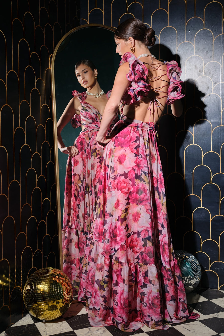 Vestido Maxi Floral con Volantes y Espalda Lace Up fucsia