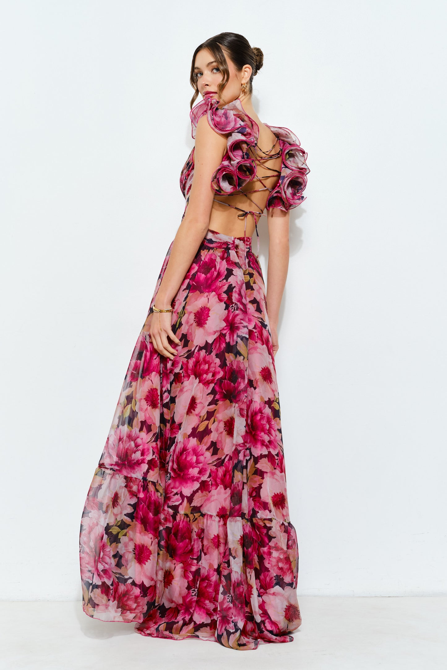 Vestido Maxi Floral con Volantes y Espalda Lace Up fucsia