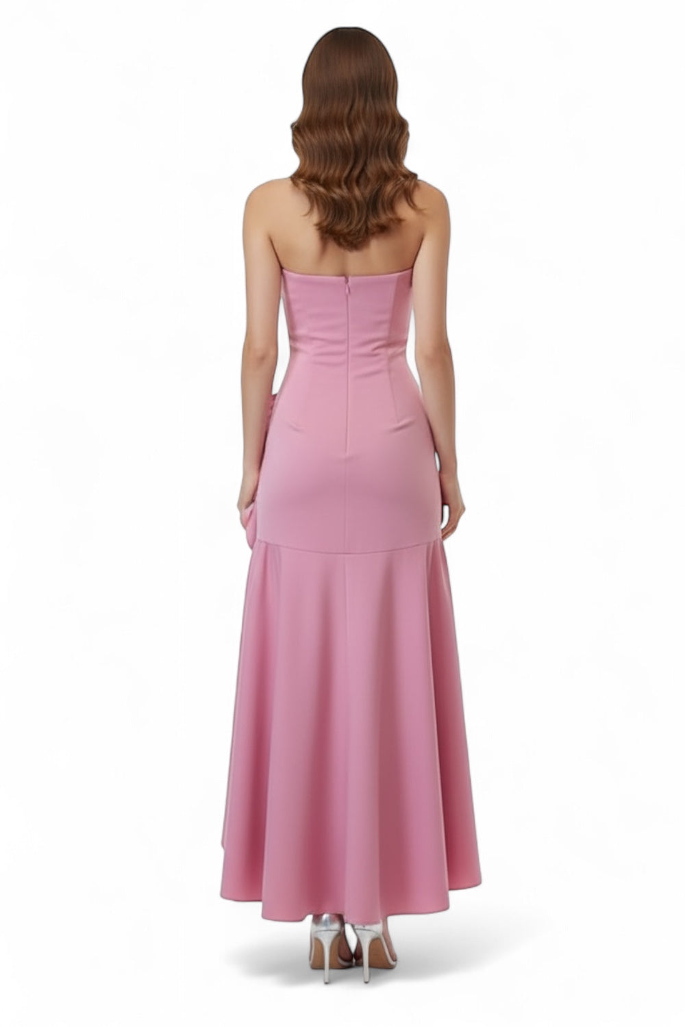 Vestido strapless rosa con volante asimétrico