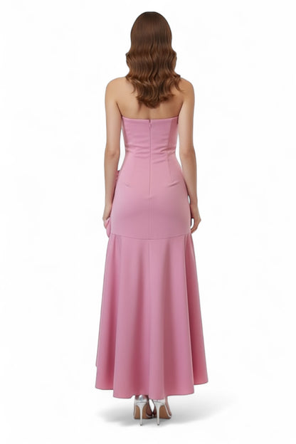 Vestido strapless rosa con volante asimétrico