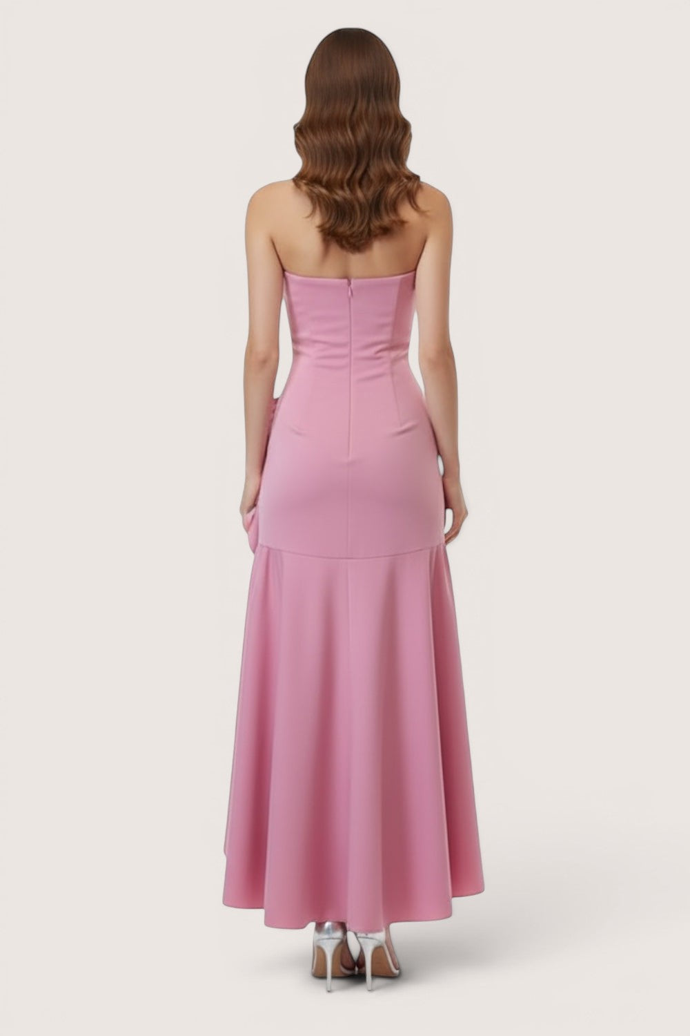 Vestido strapless rosa con volante asimétrico